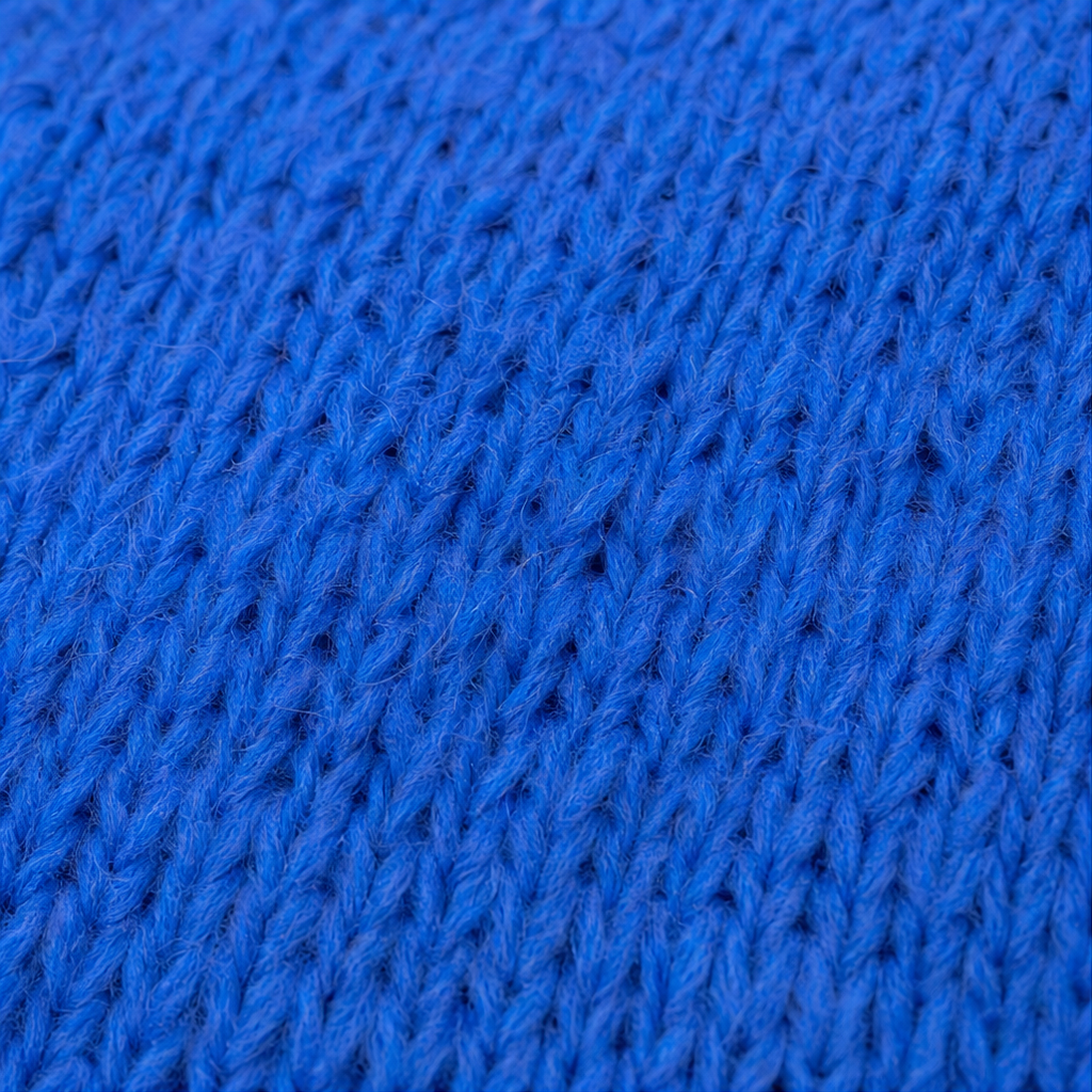 Vellora – Chunky-Knit V-Neck Sweater