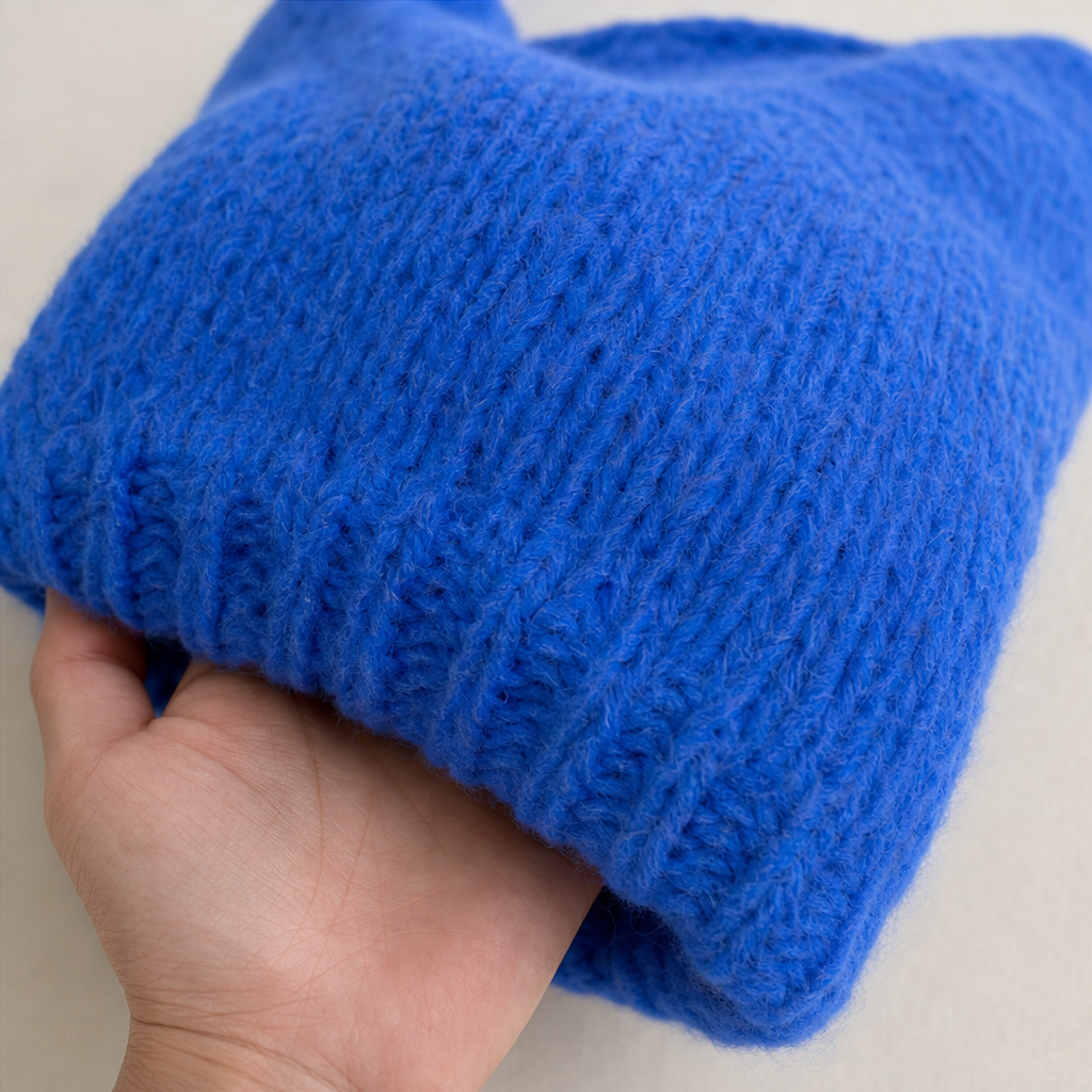 Vellora – Chunky-Knit V-Neck Sweater